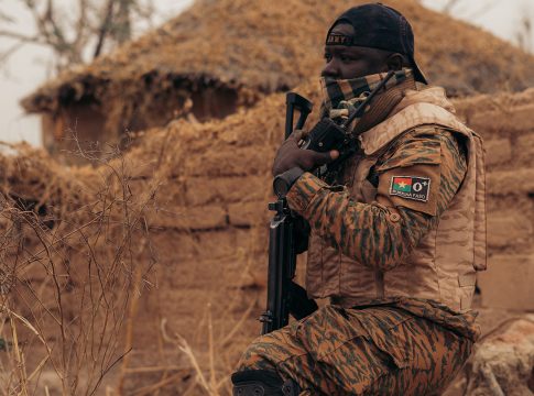 Human Rights Watch demande une enquête sur les exactions commises par des soldats burkinabés