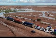 Les eaux de pluie coupent la route de l'Espoir à Tweijigjit, interrompant la circulation des véhicules