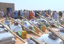 Distribution de l'aide aux personnes touchées par les tempêtes dans le village d'Ajar:69 familles en ont bénéficié.