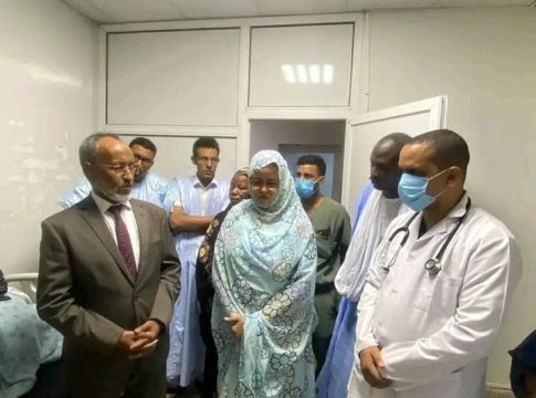 Le ministre de la santé rend visite à des siamoises au centre de santé maternelle et infantile de Nouakchott
