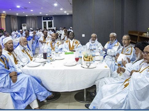 Iftar pour un certain nombre d'imams et de cheikhs organisé par le ministère des affaires islamiques