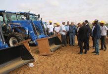 Le ministre de l'agriculture inspecte des projets agricoles en cours de construction au Brakna