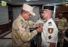 Le chef d'état-major de l'armée mauritanienne décore les officiers français coopérant avec l'armée