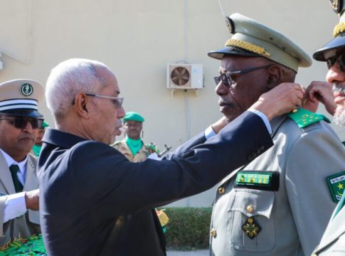 Le ministre de la Défense décore un certain nombre d'officiers, de sous-officiers, de soldats et de gendarmes