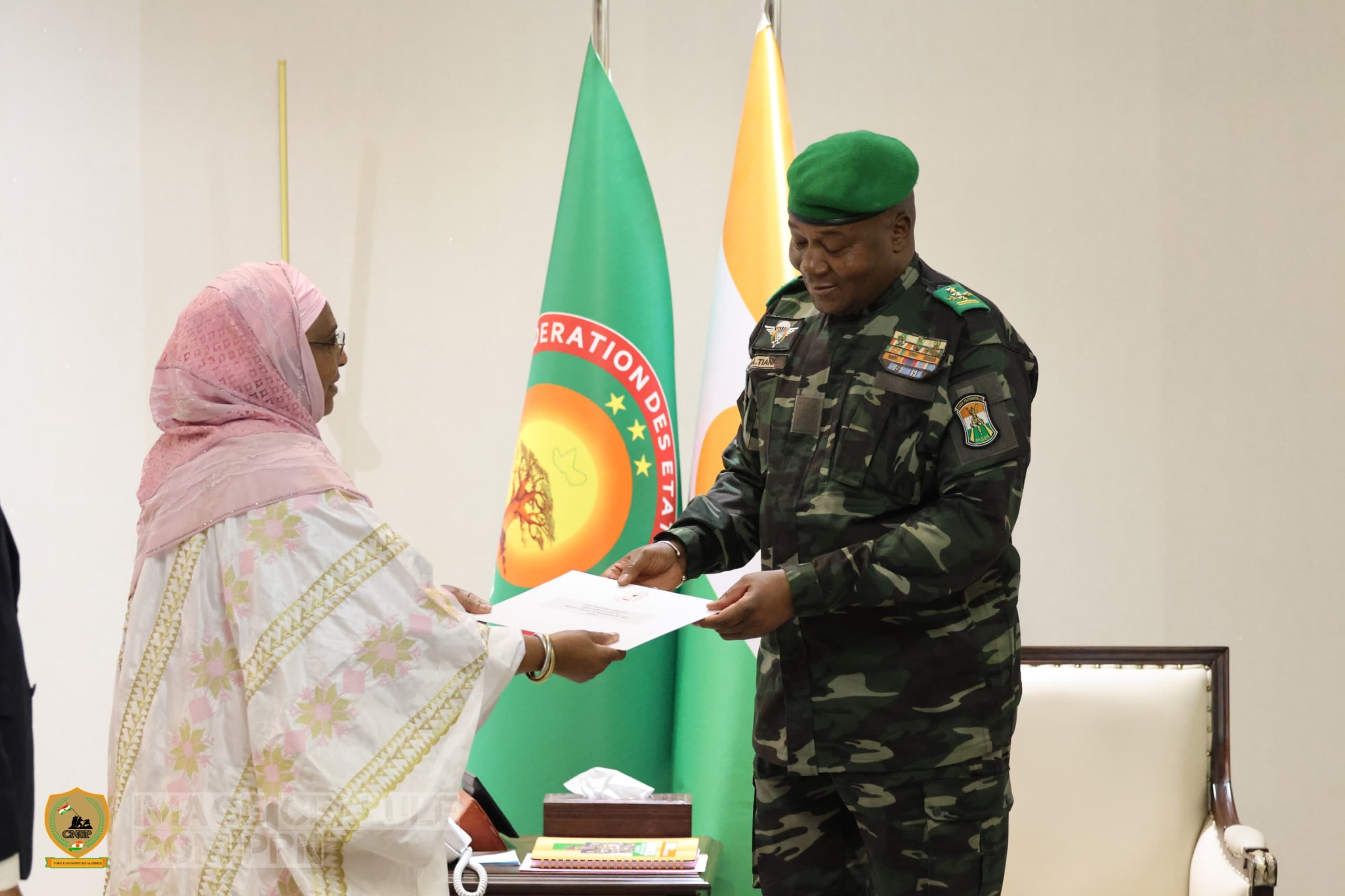 Aissata Bâ remet au président nigérien un message écrit de Ghazouani