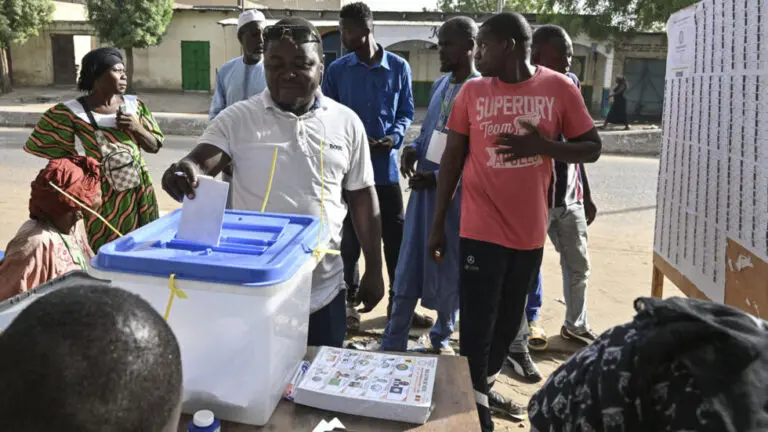 Fermeture des centres de vote au Tchad Déby parle d'une journée historique