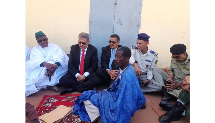 Nouadhibou : Le wali de Dakhlet Nouadhibou remet une somme de 2 millions 500 mille ouguiya de la part du Président de la République à la famille de Ba Adama