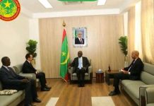 Ould Merzoug reçoit les documents de nomination du nouveau directeur du bureau régional de l'UNESCO.