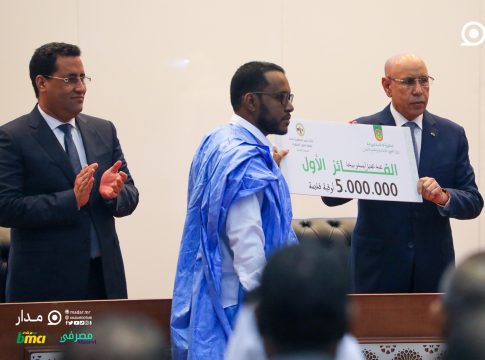M. Ghazwani supervise la distribution de la cinquième édition du prix de mémorisation et de compréhension des textes religieux ensignés à la "Mahadra"