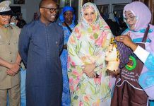 Accompagnée d'un responsable onusien, la ministre de l'Action sociale inspecte le centre de formation pour l'autonomisation des femmes.