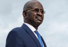Ministre des affaires étrangères : Certaines pages en ligne sont remplies de conversations et de commentaires sur des sujets hors contexte