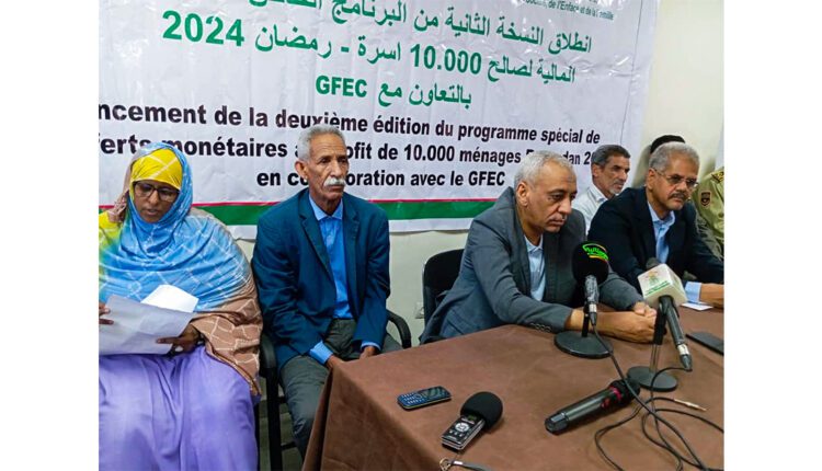 Tiris Zemmour : Lancement d’un programme de transferts monétaires en faveur de 393 familles nécessiteuses au niveau de la wilaya du Tiris Zemmour ce dimanche dans la ville de Zouerate.  Cette opération supervisée par le wali du Tiris Zemmour, est organisé par le ministère des Affaires sociales, de l’Enfance et de la Famille pour un montant de 19.650.000 MRU. Et ce, au bénéficie des femmes chefs de famille, aux vétérans et retraités des forces armées et de sécurité, aux polyhandicapés, aux mères d’enfants autistes et aux patients souffrant d’insuffisance rénale. A cet effet, le wali a expliqué que cette opération s’inscrit dans le cadre du programme du Président de la République, avec comme objectif d’intégrer les groupes les plus vulnérables dans la vie active et d’éliminer les disparités sociales. Selon la directrice régionale de l’action sociale, de l’enfance et de la famille, a indiqué que ces distributions s’inscrivent dans le cadre de la deuxième phase des transferts monétaires en faveur de 10.000 familles au niveau national. Quant aux bénéficiaires de ce transfert, ils ont salué l’opération qui, selon eux, les aidera à faire face aux dépenses de l’Aïd el-Fitr. La rencontre a réuni le hakem adjoint de la moughataa de Zouerate, les élus et des autorités administratives et sécuritaires de la wilaya.