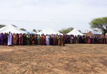 Le gouvernement lance des distributions d'argent et de nourriture pour plus de 107 000 familles