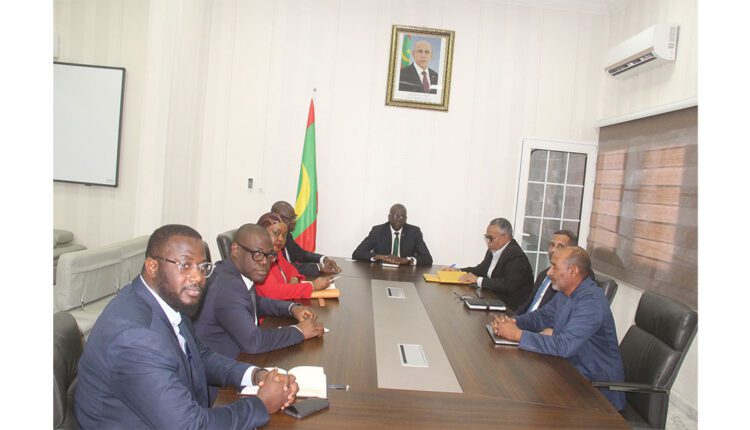 Le Ministre délégué auprès du Ministre de l’Économie et des Finances discute avec une mission de la Banque mondiale