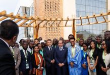 En tenue traditionnelle, un docteur mauritanien apparaît aux côtés de Macron et Sissi lors d'une visite officielle
