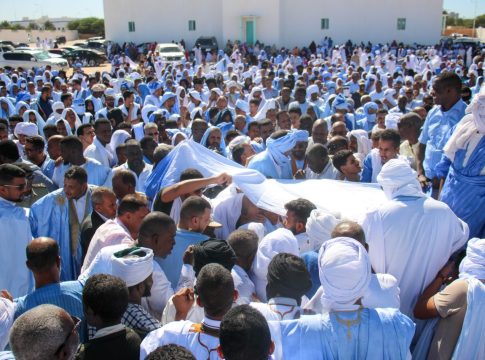 Des milliers de Mauritaniens accomplissent la prière funéraire sur le corps du défunt érudit Hamden Ould Tah