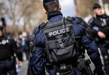 La mort d'un Mauritanien en détention à Paris suscite un large débat sur les pratiques policières