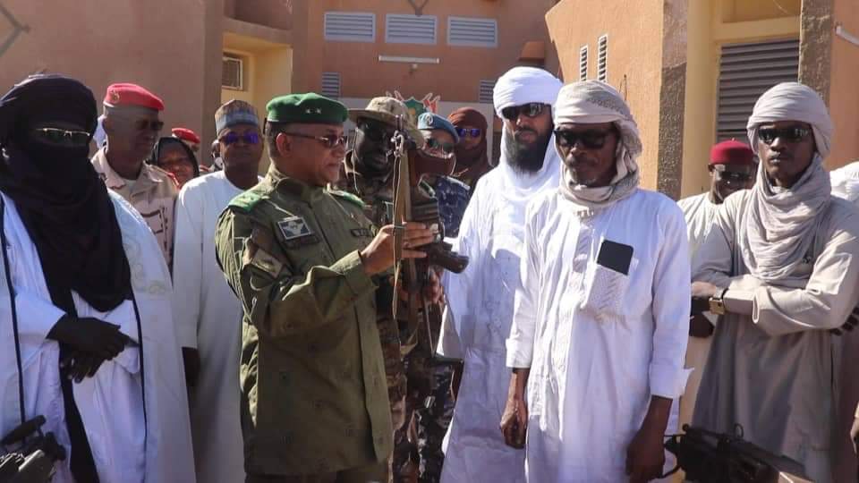 Des combattants des groupes armés remettent leurs armes aux autorités