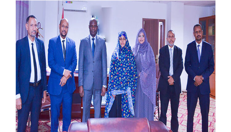 Nouakchott : Le ministre des affaires islamiques reçoit la gagnante du deuxième prix d’un concours international de mémorisation et de récitation du Saint Coran