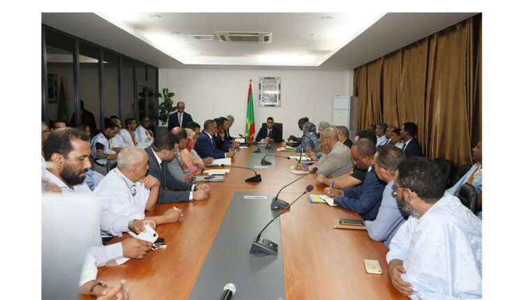 Le Premier ministre :  Préside une réunion avec des responsables d’entreprises et de bureaux d’expertise chargés de l’exécution et du suivi des travaux publics à Nouakchott