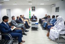 Le ministre de la santé discute de la construction d'un nouvel hôpital pour mères et enfants avec une délégation de la Banque islamique