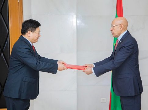 Le président Ghazwani reçoit les lettres de créance des ambassadeurs d'Égypte, de Chine et d'Espagne