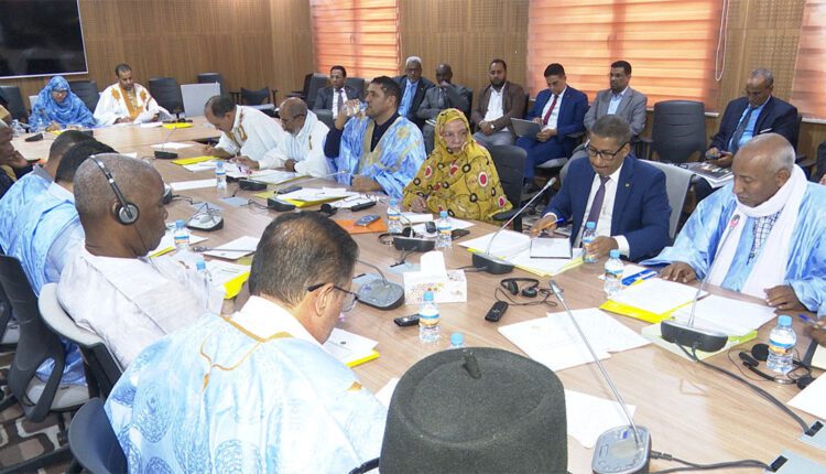 La commission des finances de l’Assemblée nationale : le président de la commission supervise à Nouakchott une réunion pour l’examen du budget du ministère de l’Équipement et des Transports