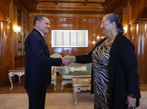 L'envoyée des Nations unies en Libye rencontre Debiba lors de sa première réunion officielle avec des responsables libyens