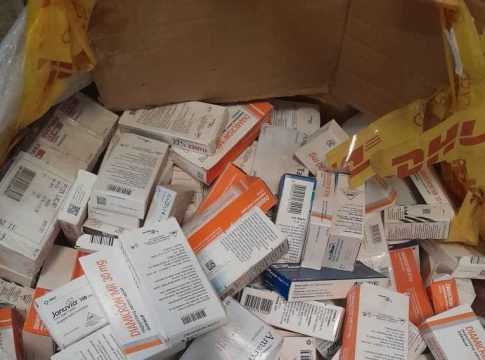 Le ministère de la santé saisit un nouveau lot de médicaments de contrebande à l'aéroport d'Oum Tounsi