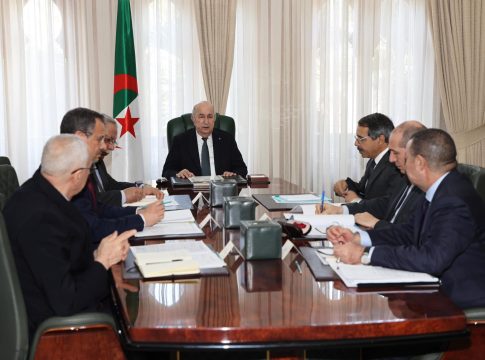 Le président algérien préside une réunion de suivi des travaux de la route Tindouf-Zouérate