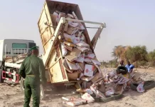 La douane détruit plus de 8 tonnes de poulet en conserve saisies au poste frontière de Rosso