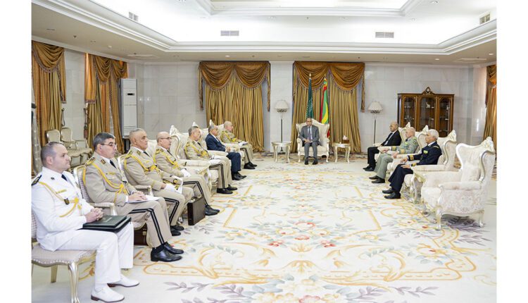 Nouakchott : Le président de la République, président de l’Union africaine, discute avec une délégation militaire algérienne de haut niveau
