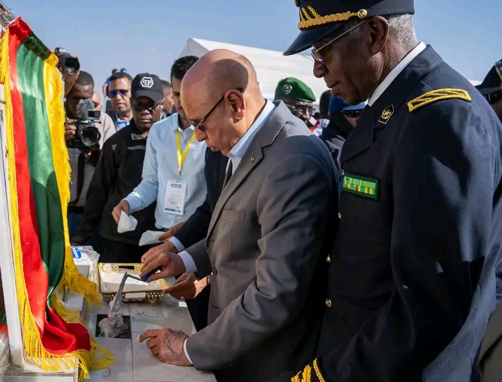 Brakna : Ghazouani pose la première pierre pour la mise en valeur de 1575 hectares et le nettoyage et l'élargissement d'un cours d'eau