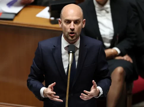 Après des mois de crise aiguë. Visite du ministre français des affaires étrangères en Algérie