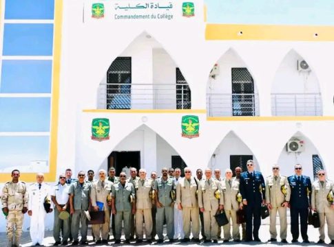 Une délégation militaire algérienne visite des installations militaires, économiques et éducatives à Nouakchott