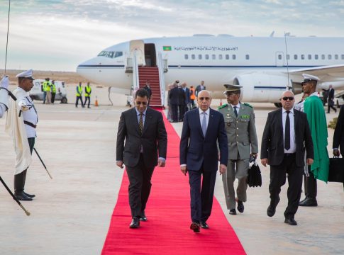 Ghazwani rentre à Nouakchott après avoir participé au sommet du Caire