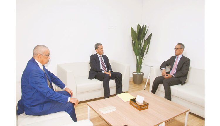 Nouakchott : Le ministre des Domaines et le chargé d’affaires par intérim de l’ambassade de Tunisie discutent des moyens de renforcement des relations bilatérale dans les domaines d’intervention du ministère