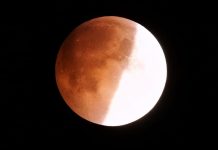 Éclipse partielle de lune en Mauritanie