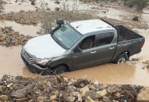 Une femme meurt et d'autres sont secourus après qu'une voiture a été emportée par les eaux près d'Atar