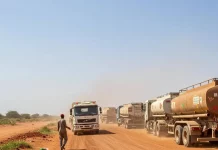 Dans le but de perturber les importations du Mali, des militants liés à Al-Qaida ont mis le feu à des camions-citernes