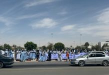 Manifestations devant le parlement contre les taxes sur les téléphones