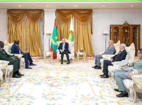 Nouakchott : Ghazouani rencontre le ministre sénégalais des forces armées, le général Biram Diop