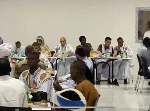 En l'absence de syndicats étudiants, Ghazwani partage un banquet d'Iftar avec des étudiants de l'université