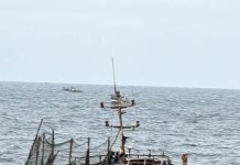 Un navire de surveillance intervient pour sauver un bateau de pêche qui a subi une fuite d'eau