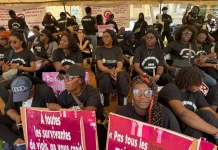 Des femmes en noir manifestent à Dakar pour demander la fin des violences faites aux femmes