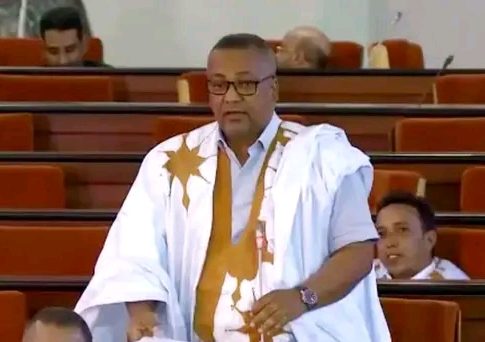Le président du parti INSAF félicite un député loyaliste pour une intervention controversée