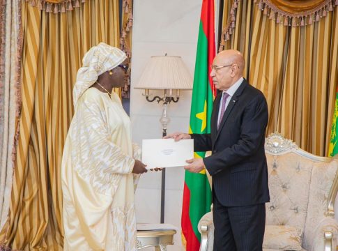 Quelques jours après la controverse sur la migration Yacine Fall arrive à Nouakchott avec un message du président sénégalais