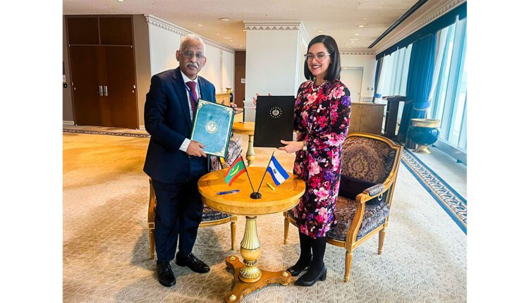 New York : Signature d’une déclaration conjointe pour établir les relations diplomatiques entre les deux pays par le Représentant Permanent de la Mauritanie auprès de l’ONU et la représentante du Salvador