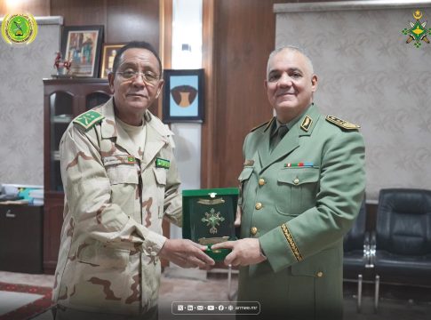 Une délégation militaire algérienne s'entretient avec le chef d'état-major de l'armée mauritanienne