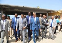Le ministre de la Pêche inspecte le fonctionnement du marché aux poissons de Nouakchott